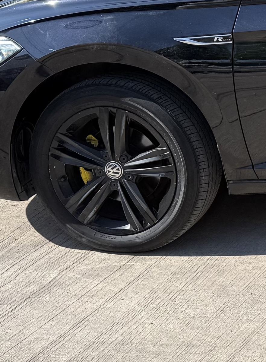 Rines 17" y frenos Brembo · Volkswagen Jetta R-Line 2019